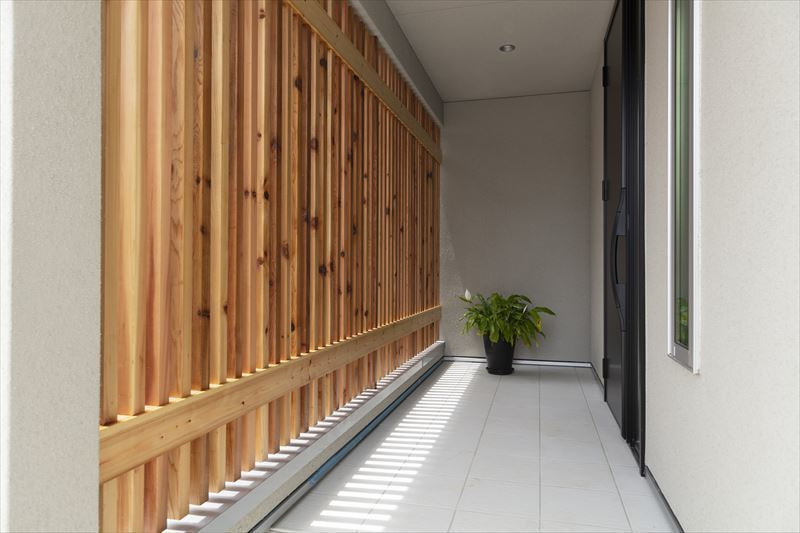 和の趣のある木製ルーバーのあるアプローチ