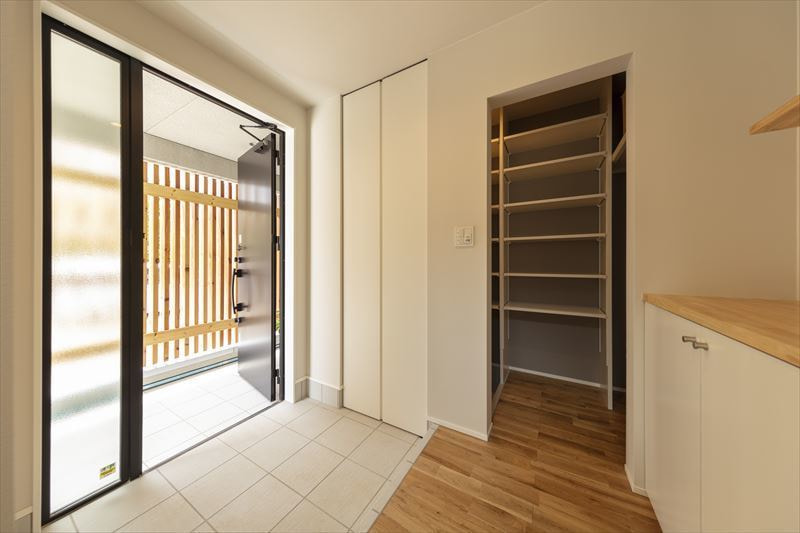 コンパクトながら機能的な玄関