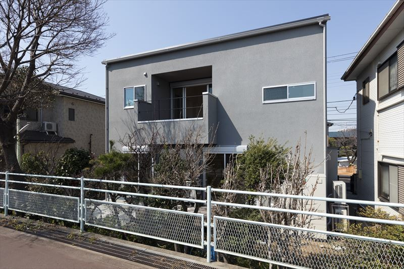 シンプルなグレーの塗壁の外観