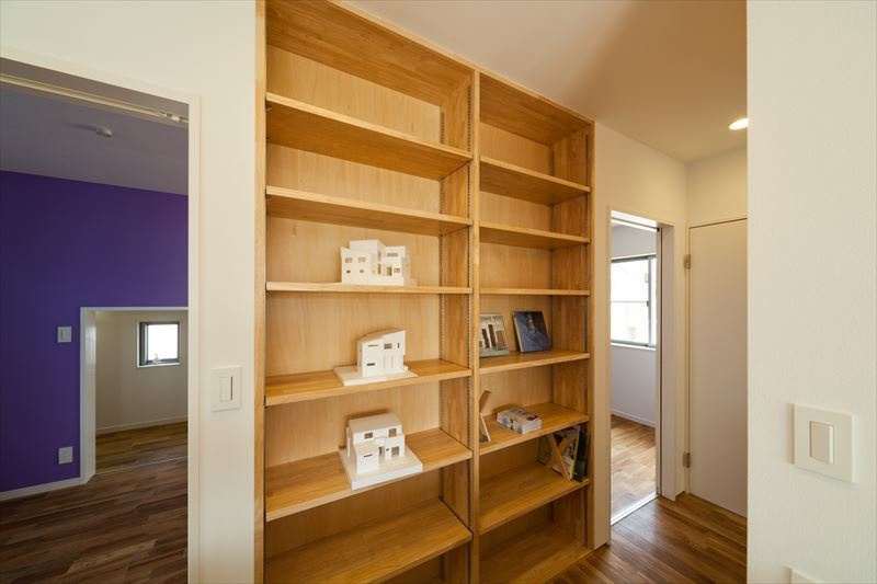 造作収納で仕切った2階ホール