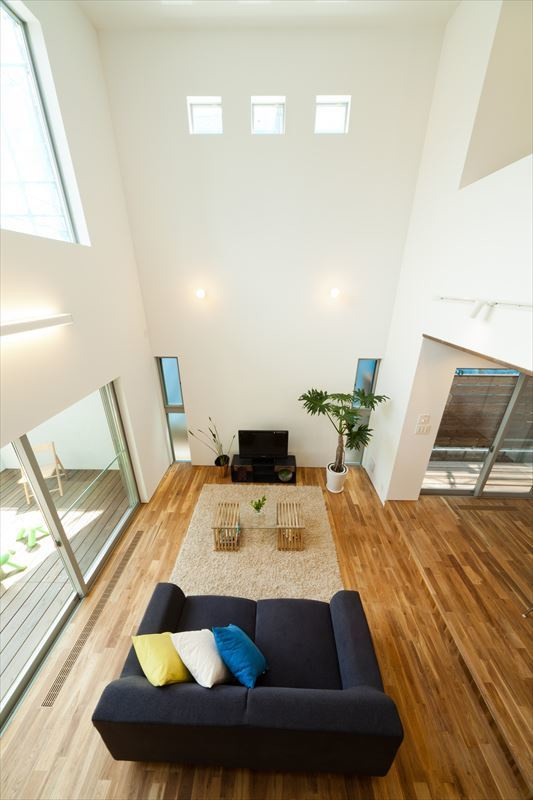 大きな吹抜の開放的なリビング