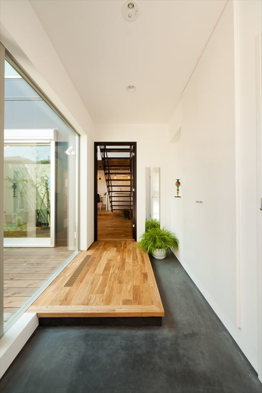 狭さを時間じさせない横に伸びる玄関