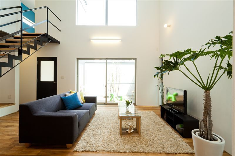 アイアンと木の階段と大きな吹抜のモダンなリビング