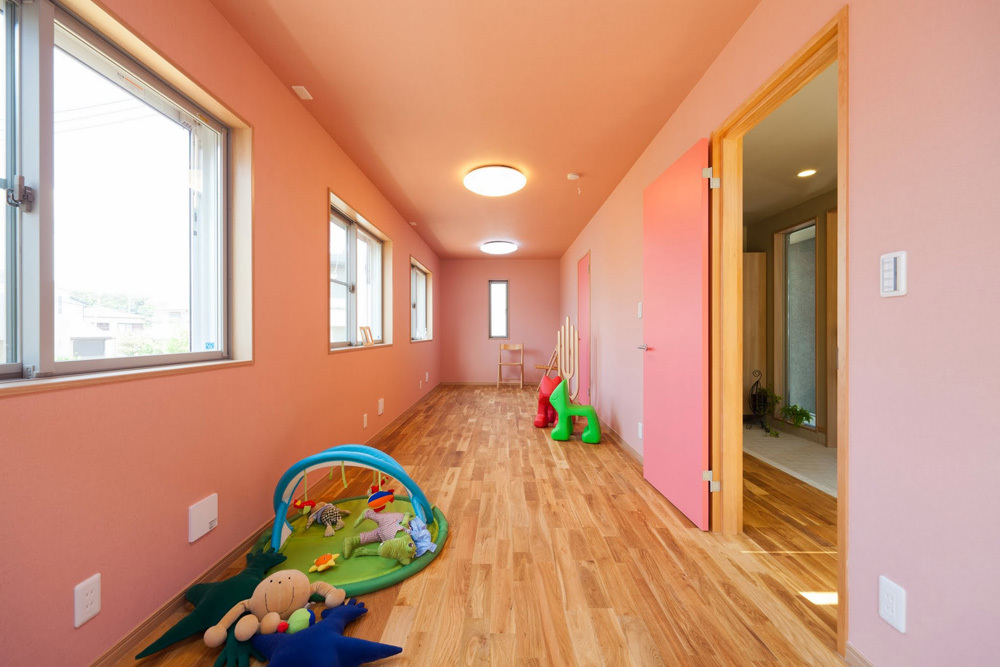壁を大胆なサーモンピンクにした子供室