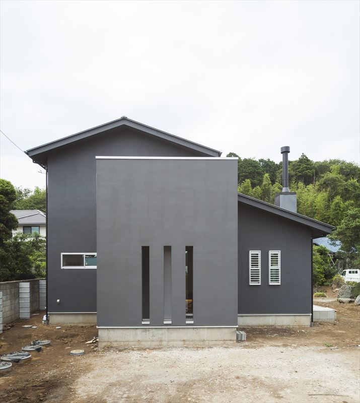 薪ストーブのある切妻屋根の住まいです