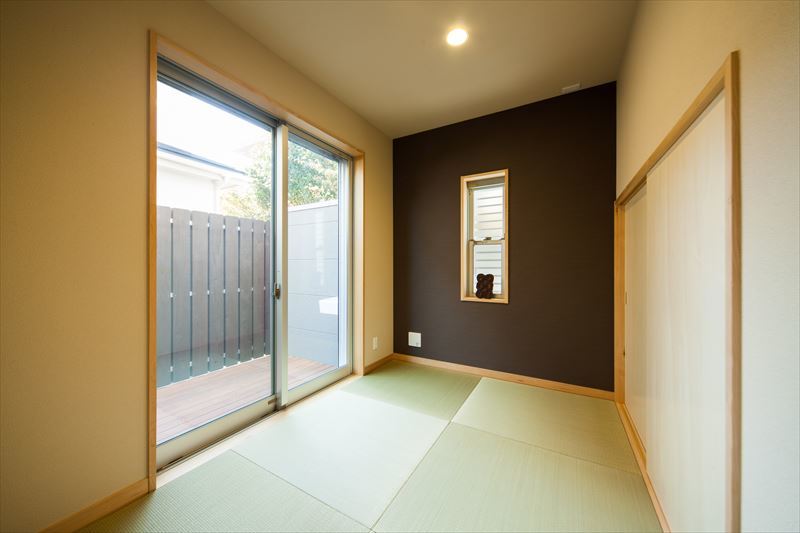 琉球畳とアクセント壁でモダンな和室