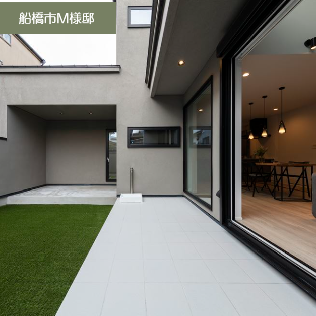 街に馴染む色合いのシンプルな箱の外観