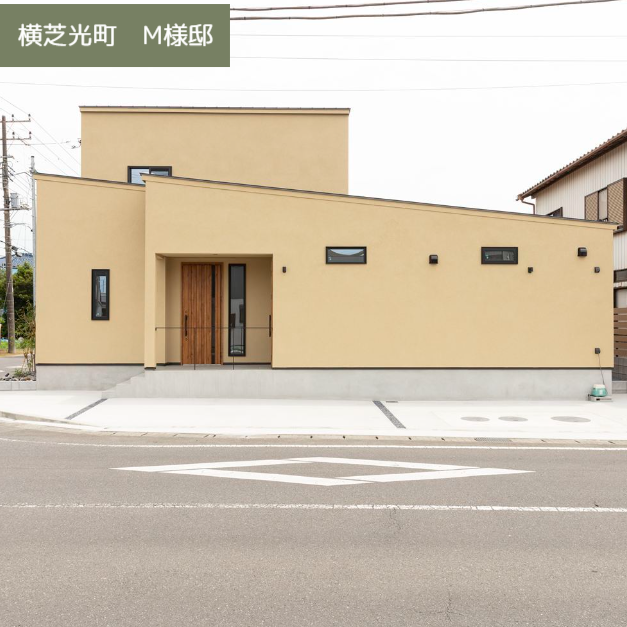 大きなポーチとウッドデッキが特徴的なシンプルモダンな平屋の外観