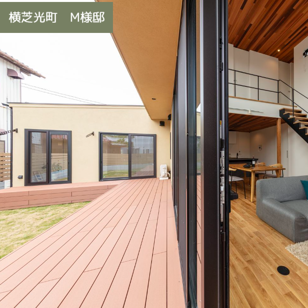 大きなポーチとウッドデッキが特徴的なシンプルモダンな平屋の外観