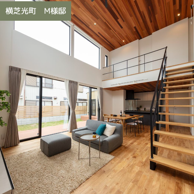 大きなポーチとウッドデッキが特徴的なシンプルモダンな平屋の外観