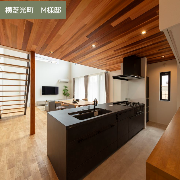 大きなポーチとウッドデッキが特徴的なシンプルモダンな平屋の外観