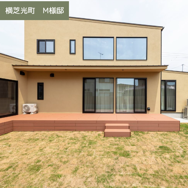 大きなポーチとウッドデッキが特徴的なシンプルモダンな平屋の外観